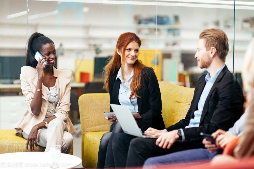 業務的人談話。技術在手